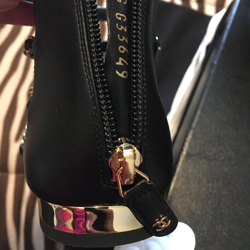 CHANEL luxury women’s gold embroidered shoes 37.5 - Picture 7 of 9